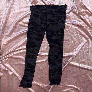 Black and gray
Camo leggings from
#athleta! Retails for $89 size M